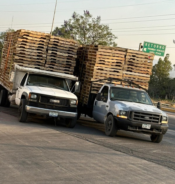 Tarimas de madera apiladas listas para entrega a clientes en Guadalajara